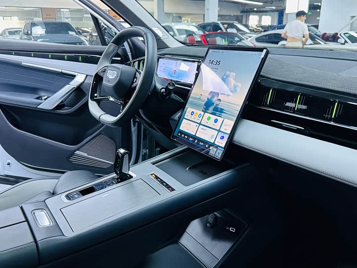 Geely Atlas L, 2024 — фото 7 из 9