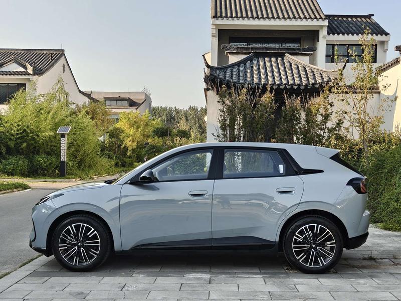 BAIC Arcfox T1, 2025 — фото 4 из 12