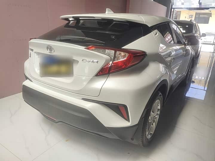 Toyota C-HR, 2023 — фото 7 из 9