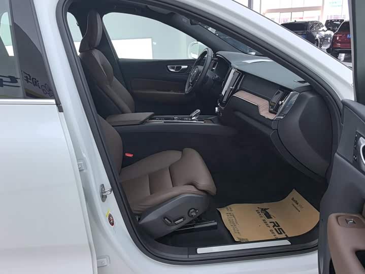 Volvo XC60, 2025 — фото 8 из 9