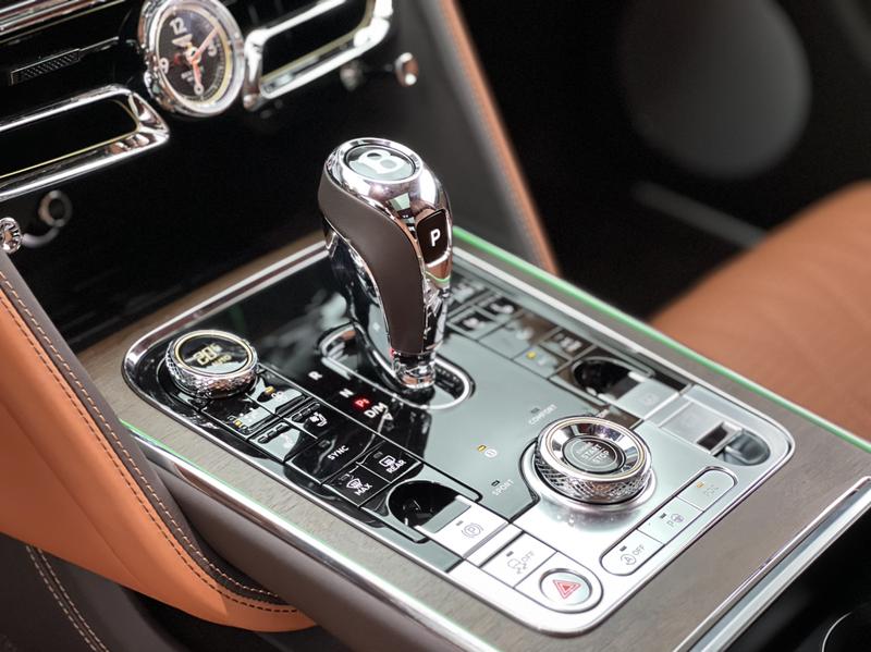 Bentley Flying Spur, 2024 — фото 11 из 12