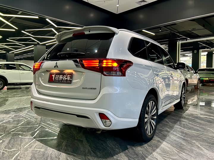 Mitsubishi Outlander, 2022 — фото 5 из 9