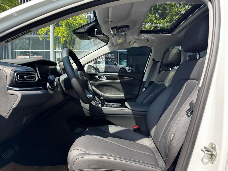Geely Emgrand, 2025 — фото 7 из 12