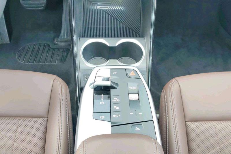 BMW iX1, 2025 — фото 10 из 12