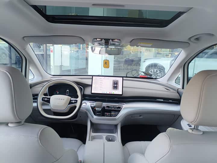 Roewe iMax 8 EV, 2025 — фото 9 из 9
