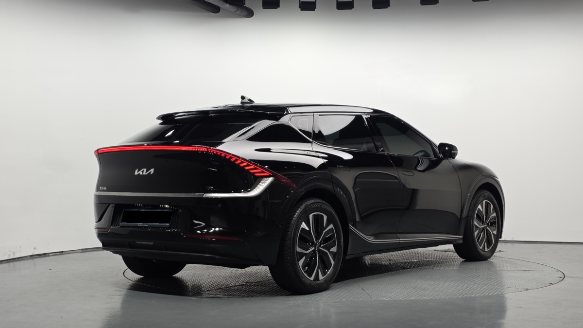 Kia EV6, 2023 — фото 2 из 12