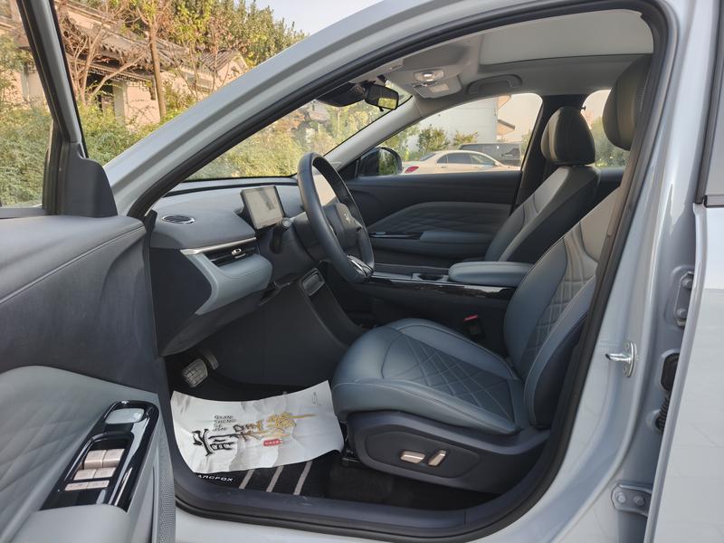 BAIC Arcfox T1, 2025 — фото 10 из 12