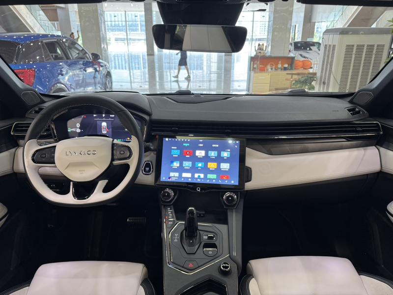 Lynk & Co 01 EM-P Hybrid, 2022 — фото 8 из 12