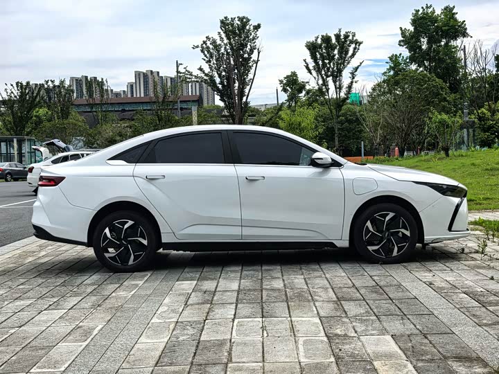 Geely Geometry G6, 2023 — фото 5 из 9