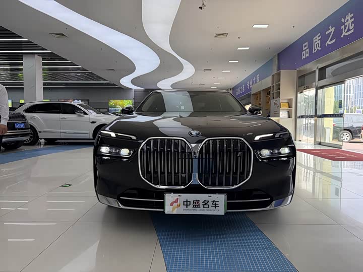 BMW i7, 2025 — фото 2 из 9