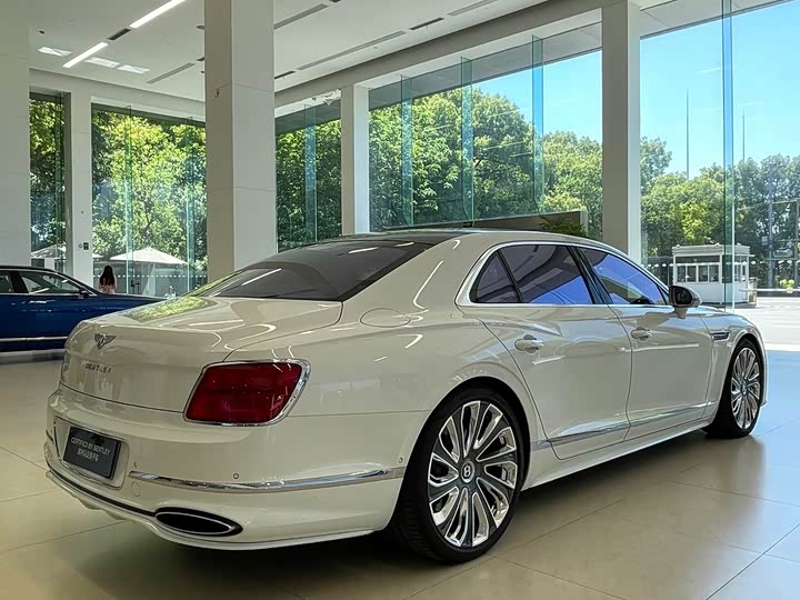 Bentley Flying Spur Hybrid, 2025 — фото 8 из 9