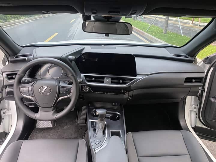 Lexus UX, 2023 — фото 8 из 9