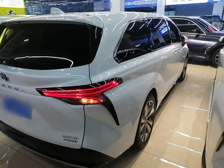 Toyota Sienna, 2023 — фото 7 из 9