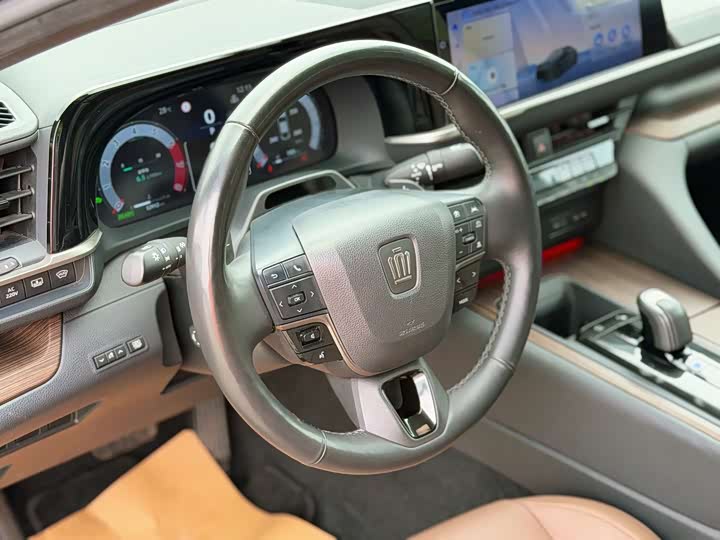 Toyota Crown Sedan, 2024 — фото 9 из 9