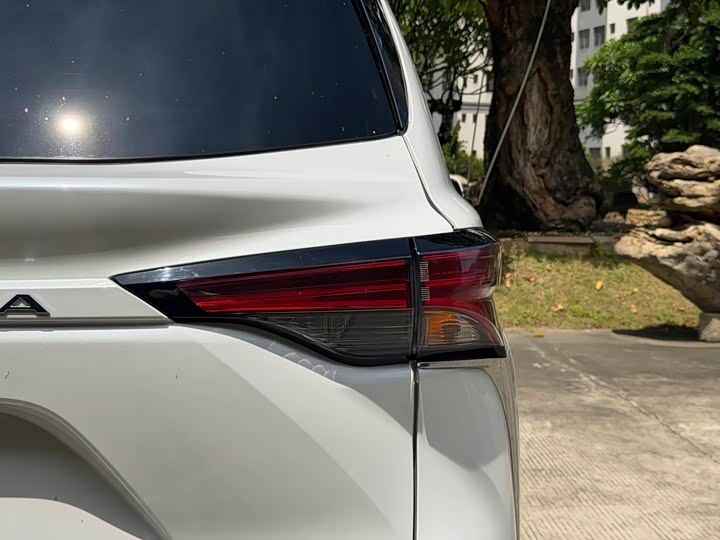 Toyota Granvia, 2024 — фото 6 из 9