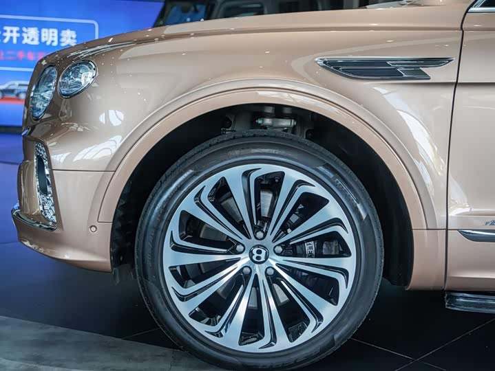 Bentley Bentayga, 2022 — фото 6 из 9