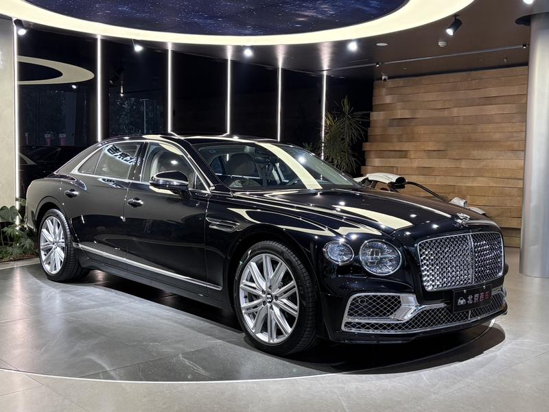 Bentley Flying Spur, 2024 — фото 3 из 12