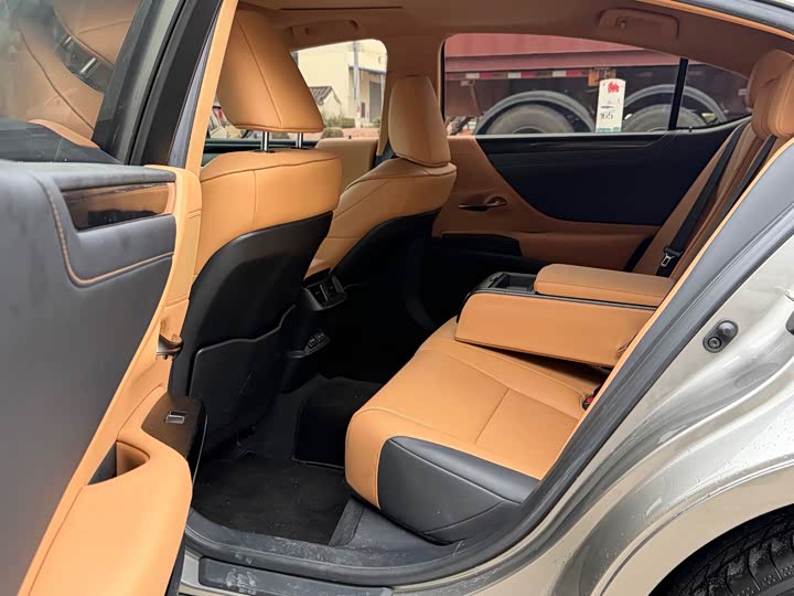 Lexus ES, 2023 — фото 6 из 9