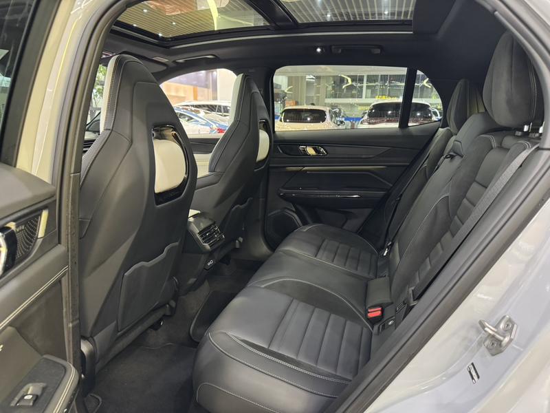 Lynk & Co 01 EM-P Hybrid, 2022 — фото 11 из 12