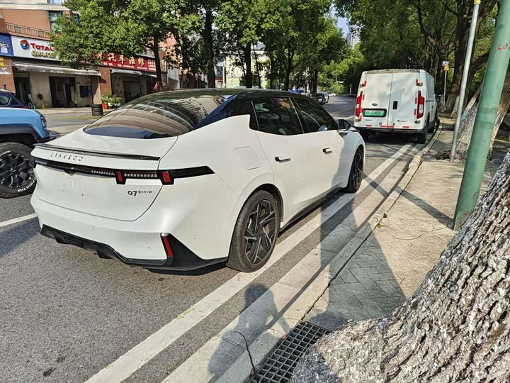 Lynk & Co 07 EM-P Hybrid, 2024 — фото 7 из 9