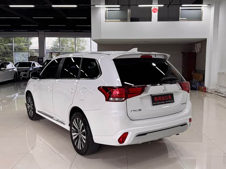 Mitsubishi Outlander, 2022 — фото 6 из 9