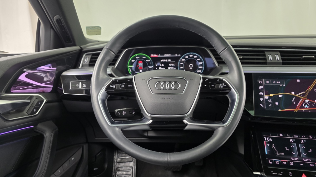 Audi e-tron, 2022 — фото 11 из 12