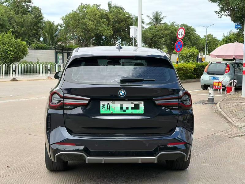 BMW iX3, 2023 — фото 3 из 8