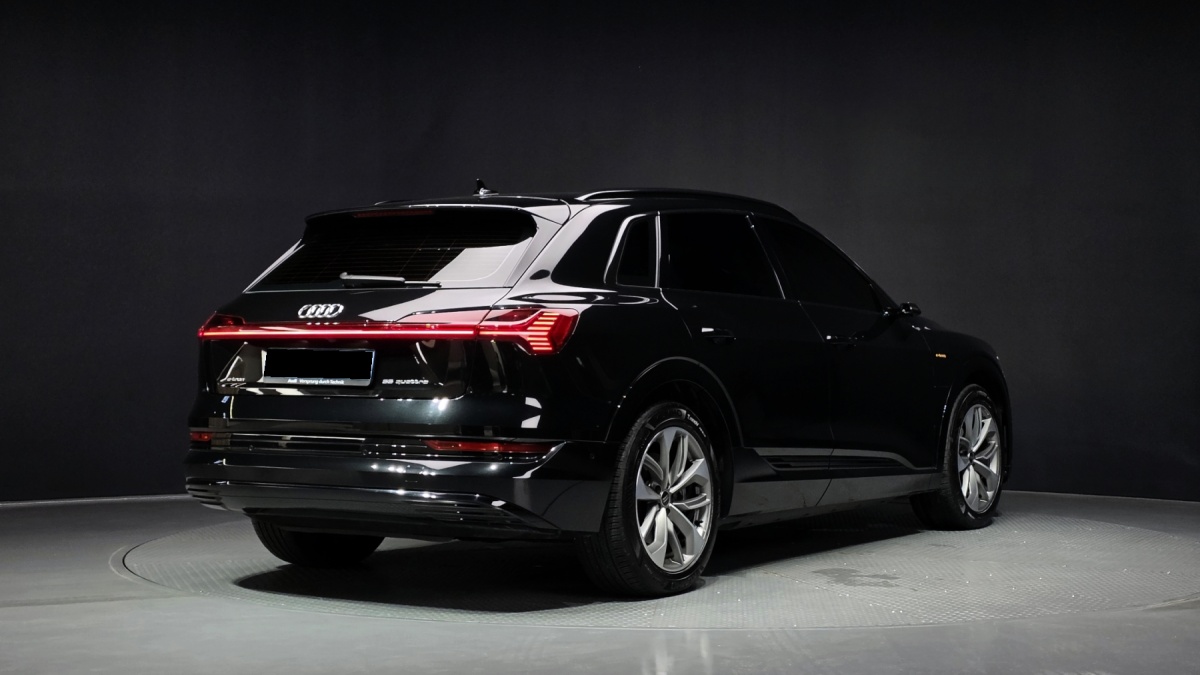 Audi e-tron, 2022 — фото 2 из 12