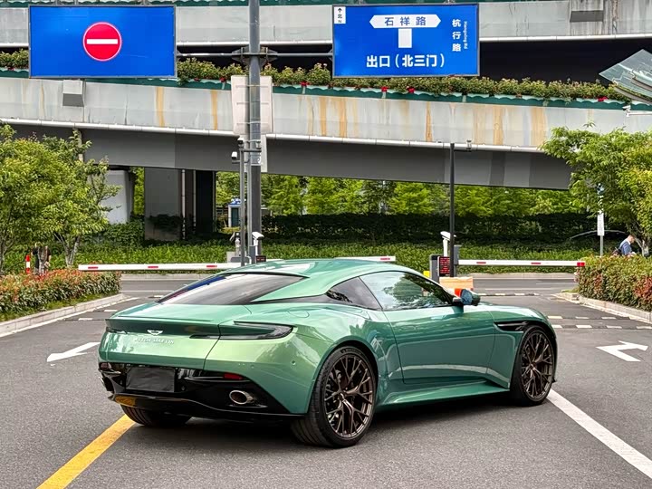 Aston Martin DB12, 2024 — фото 7 из 9