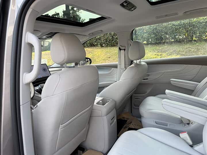 Roewe iMax 8 EV, 2025 — фото 9 из 9