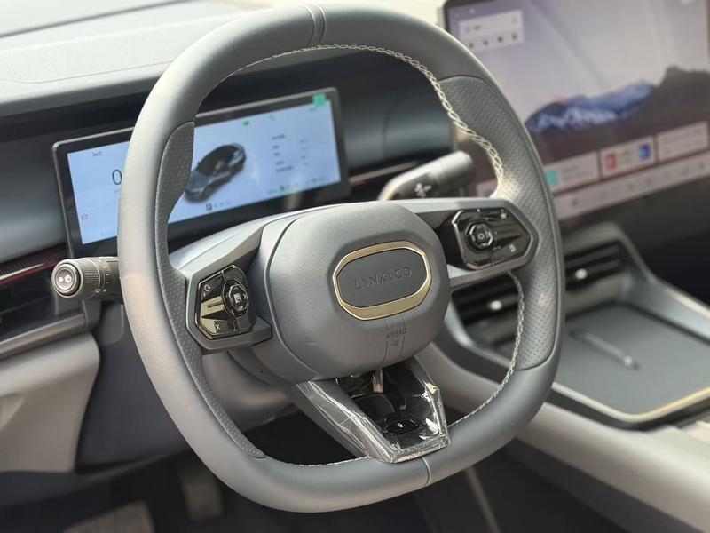 Lynk & Co 07 EM-P Hybrid, 2025 — фото 10 из 12