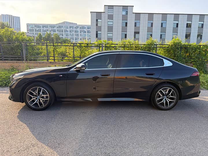 BMW i5, 2025 — фото 2 из 9