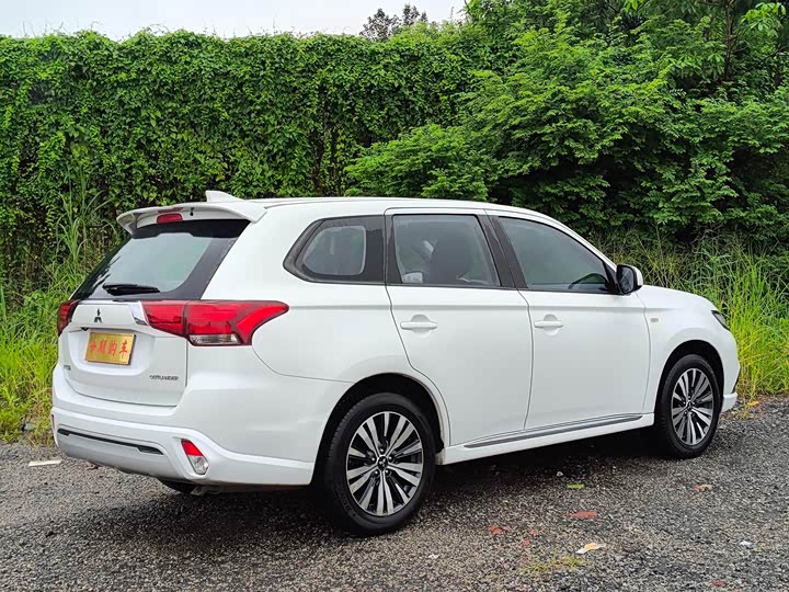 Mitsubishi Outlander, 2021 — фото 5 из 9