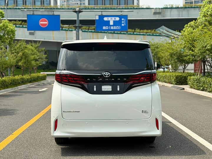 Toyota Alphard, 2023 — фото 5 из 9
