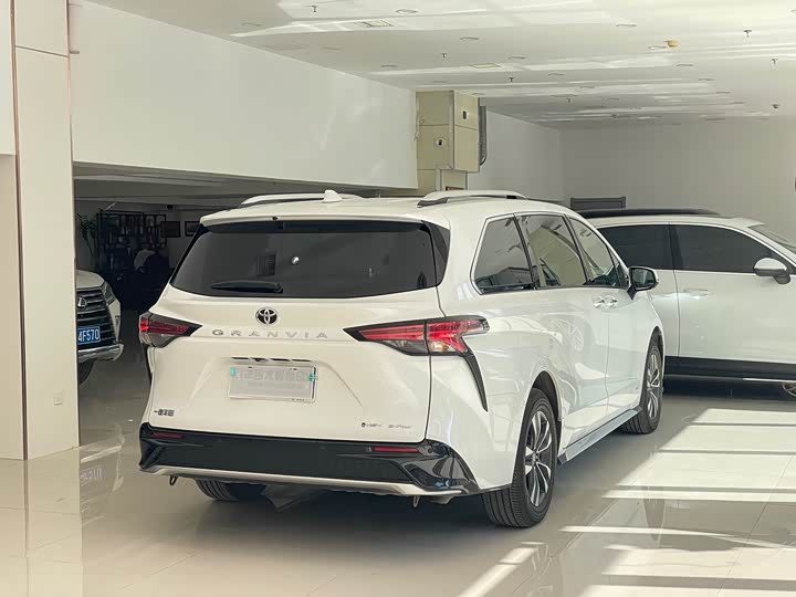 Toyota Granvia, 2024 — фото 6 из 12