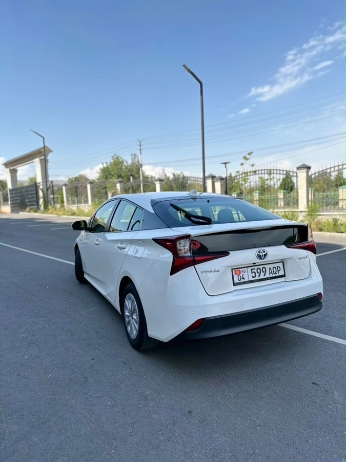 Toyota Prius, 2021 — фото 4 из 8