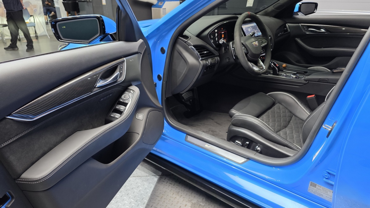 Cadillac CT5-V, 2023 — фото 10 из 12