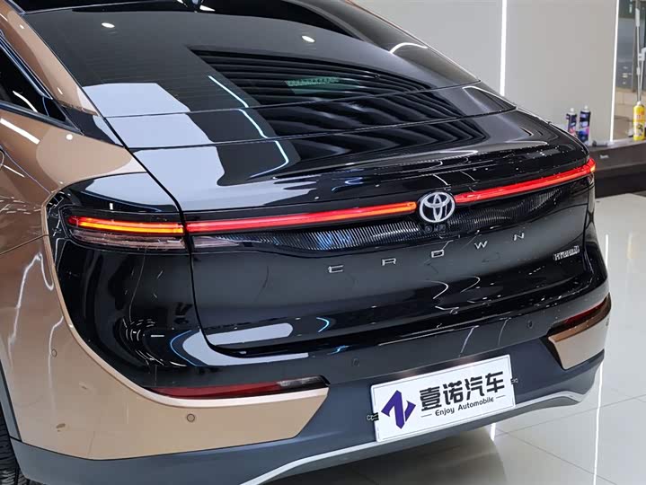 Toyota Crown SportCross, 2023 — фото 5 из 9