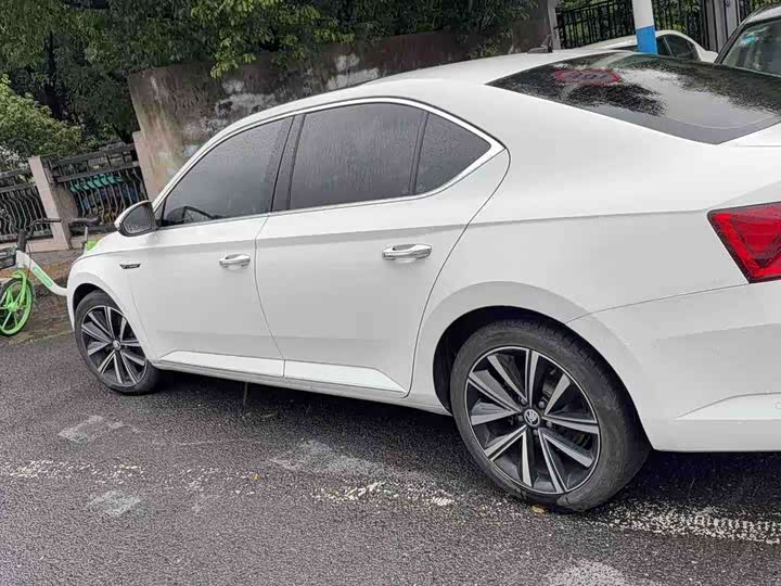 Skoda Superb, 2023 — фото 3 из 5