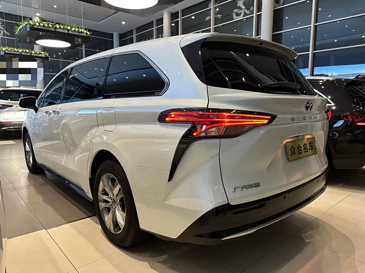 Toyota Sienna, 2024 — фото 4 из 9