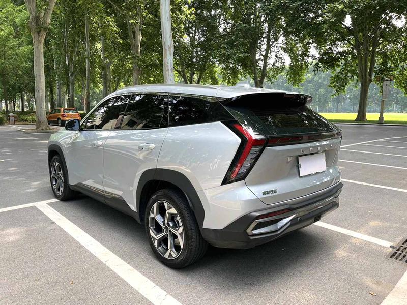 Geely Atlas L, 2023 — фото 4 из 10