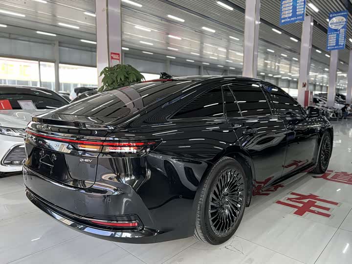 Toyota Crown Sedan, 2025 — фото 7 из 9