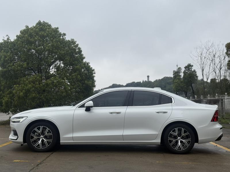 Volvo S60, 2023 — фото 4 из 12