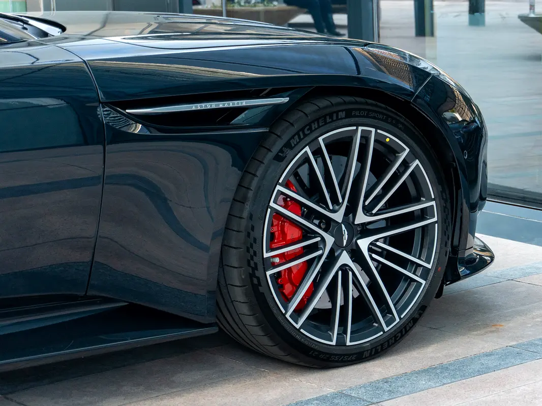 Aston Martin DB12, 2024 — фото 3 из 10
