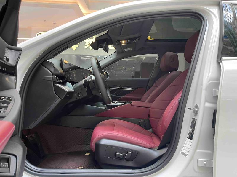 BMW 5 Series, 2025 — фото 10 из 12
