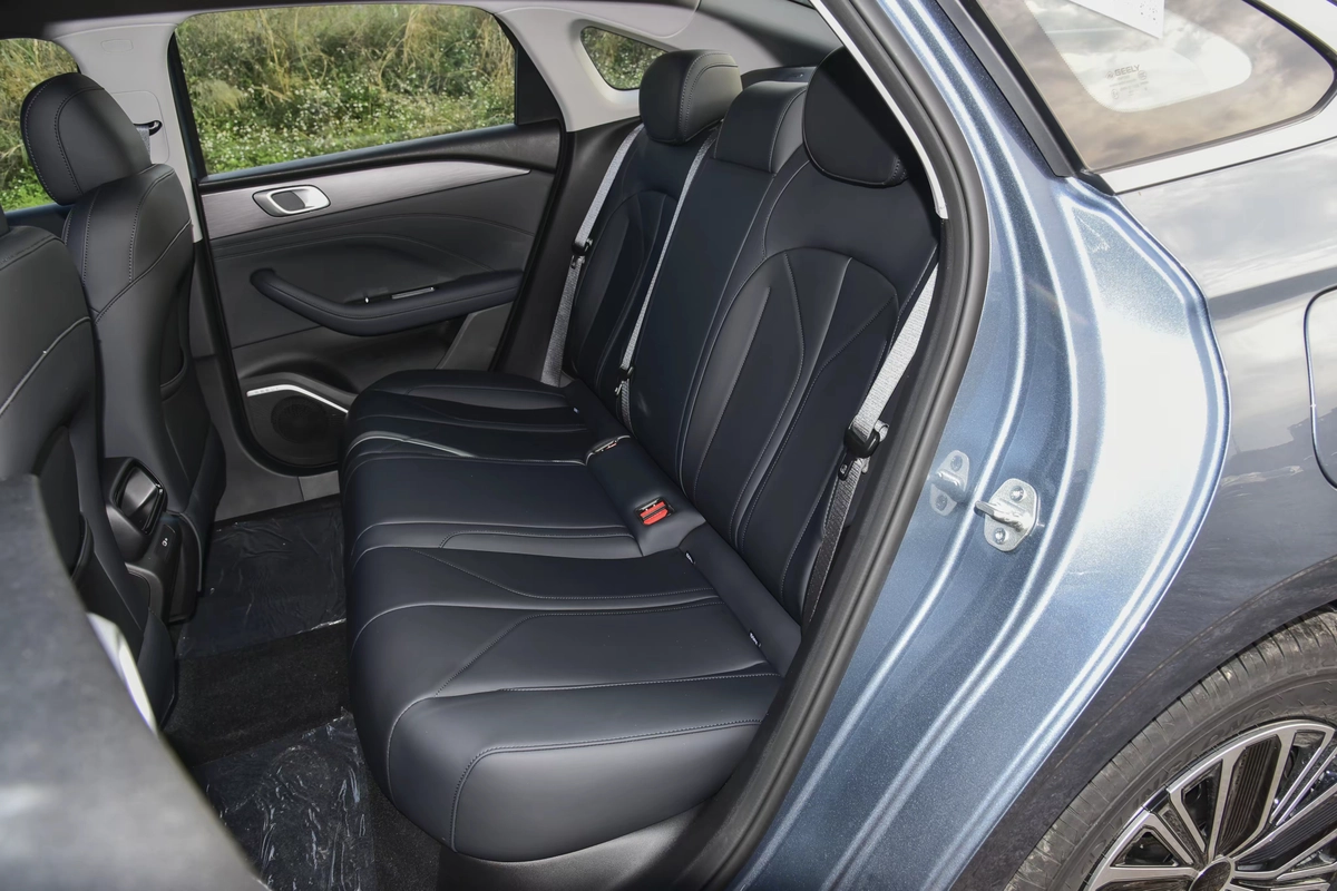 Geely Galaxy L6, 2026 — фото 10 из 12