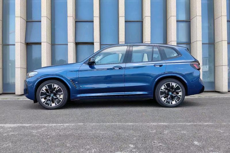 BMW iX3, 2024 — фото 3 из 9