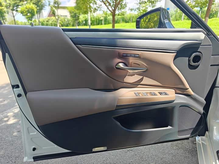 Lexus ES, 2025 — фото 8 из 9