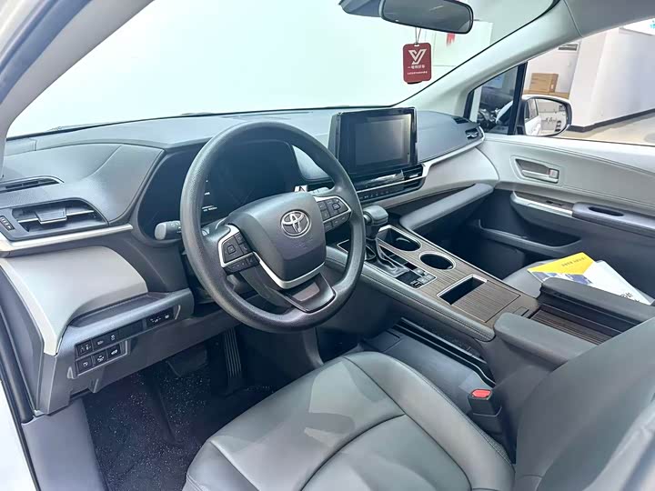 Toyota Sienna, 2023 — фото 9 из 9