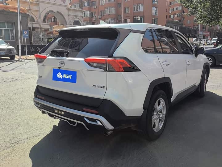 Toyota RAV4, 2024 — фото 3 из 9